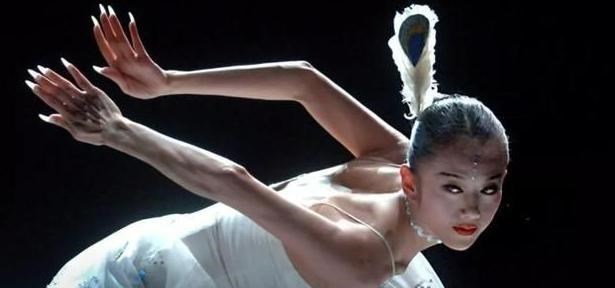 杨丽萍|杨丽萍与男徒弟排练啥样？不分年龄互动亲密，网友：真是欣赏不了