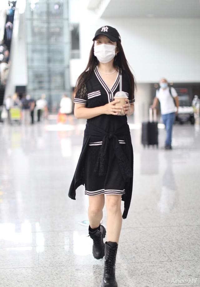 Ainee小屋|杨钰莹的清纯是穿出来的，黑白搭配挺讲究，嫩得自然又真实