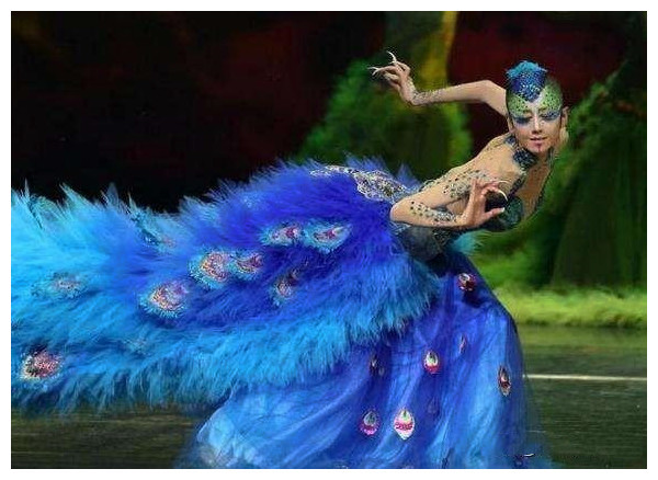 杨丽萍|作妖还是新时尚？杨丽萍枕头闭眼走路，黑衣服白枕头！网友：魂哆嗦