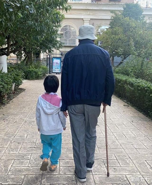 短发 汤唯回国后生活照曝光，5岁女儿拉姥爷散步，剪短发变酷girl超飒