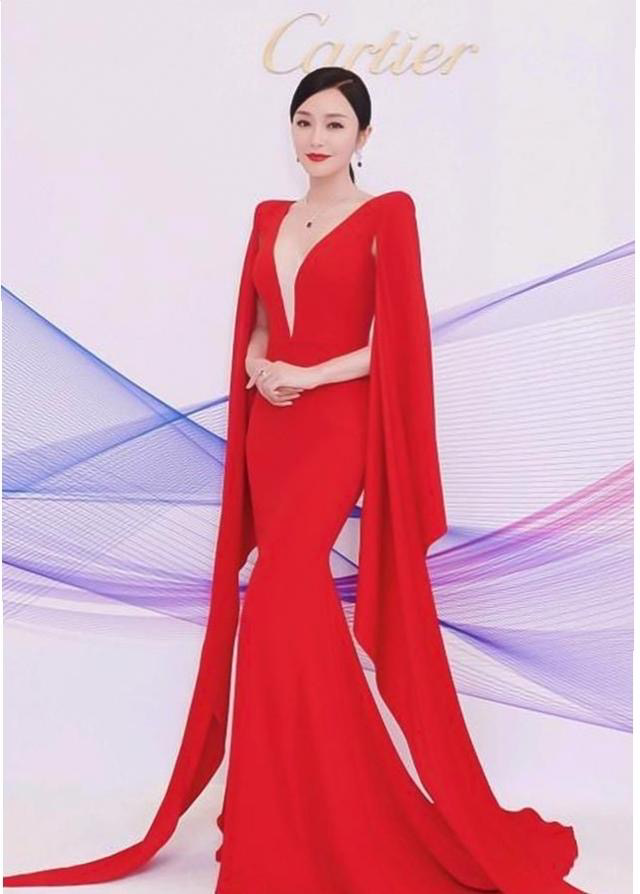 苗苗|郑恺娶到宝了！红色裙装在苗苗身上，简直不要太美