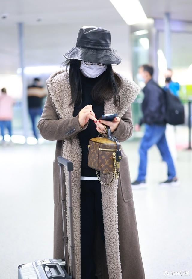 李湘|李湘冬天也穿得挺霸气，身材虽然有点胖，但超长大衣显得身形高挑
