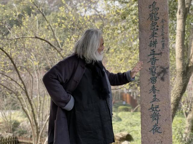 杜星霖|张纪中一家五口赏梅花，杜星霖怀抱半岁女儿，夫妻甜蜜对视秀恩爱