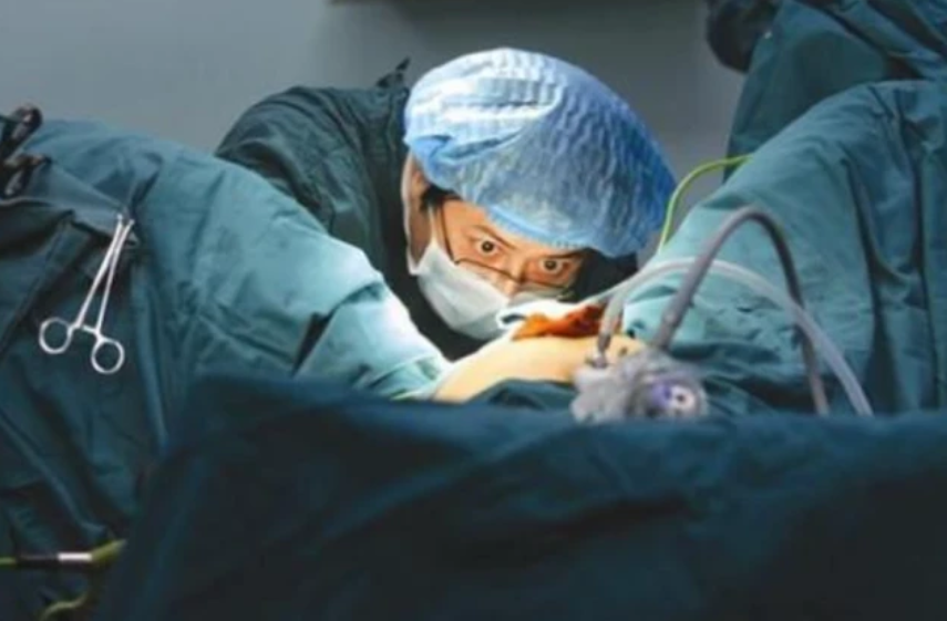 体育谈资说 “娃都出来了你还掏啥？”刚指责完男医生，女子下身就疼到求饶