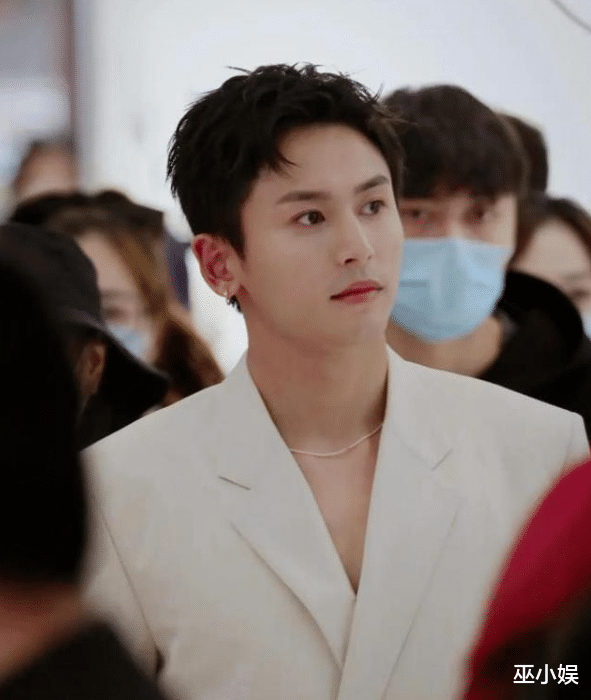 范丞丞|张哲瀚活动造型翻车？走路被指妩媚妖娆，还有人吐槽像妈妈桑？