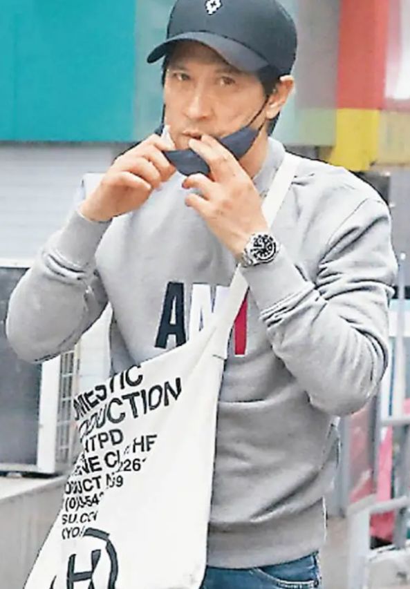 张家辉|54岁张家辉与网友合影，唯一要求不准用美颜，霸气说：我就是我