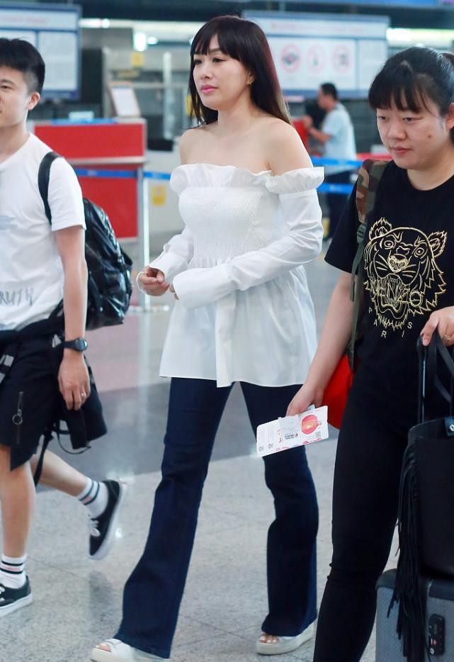 穿衣搭配|钟丽缇为了扮嫩挺拼的，扎了个“便便头”，但脸上皱纹出卖了年纪