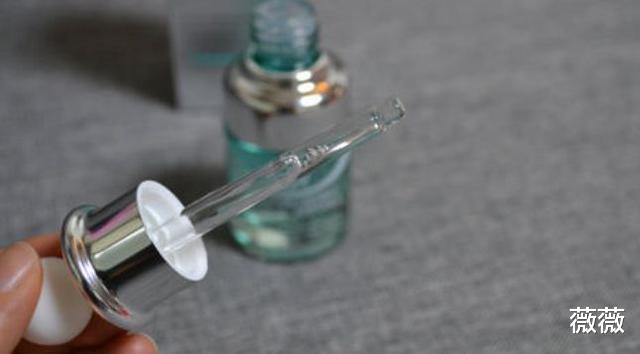 护肤品 精华液直接上脸擦?3种错误用法,难怪皮肤会变差,庆幸我早知道
