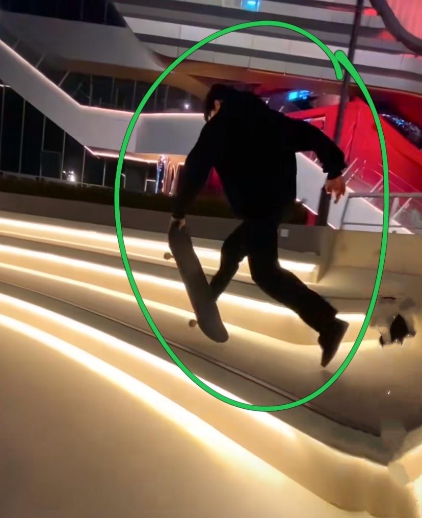 王一博|王一博晒“夜滑”视频！近期太活跃，刚说完滑雪就高调晒视频