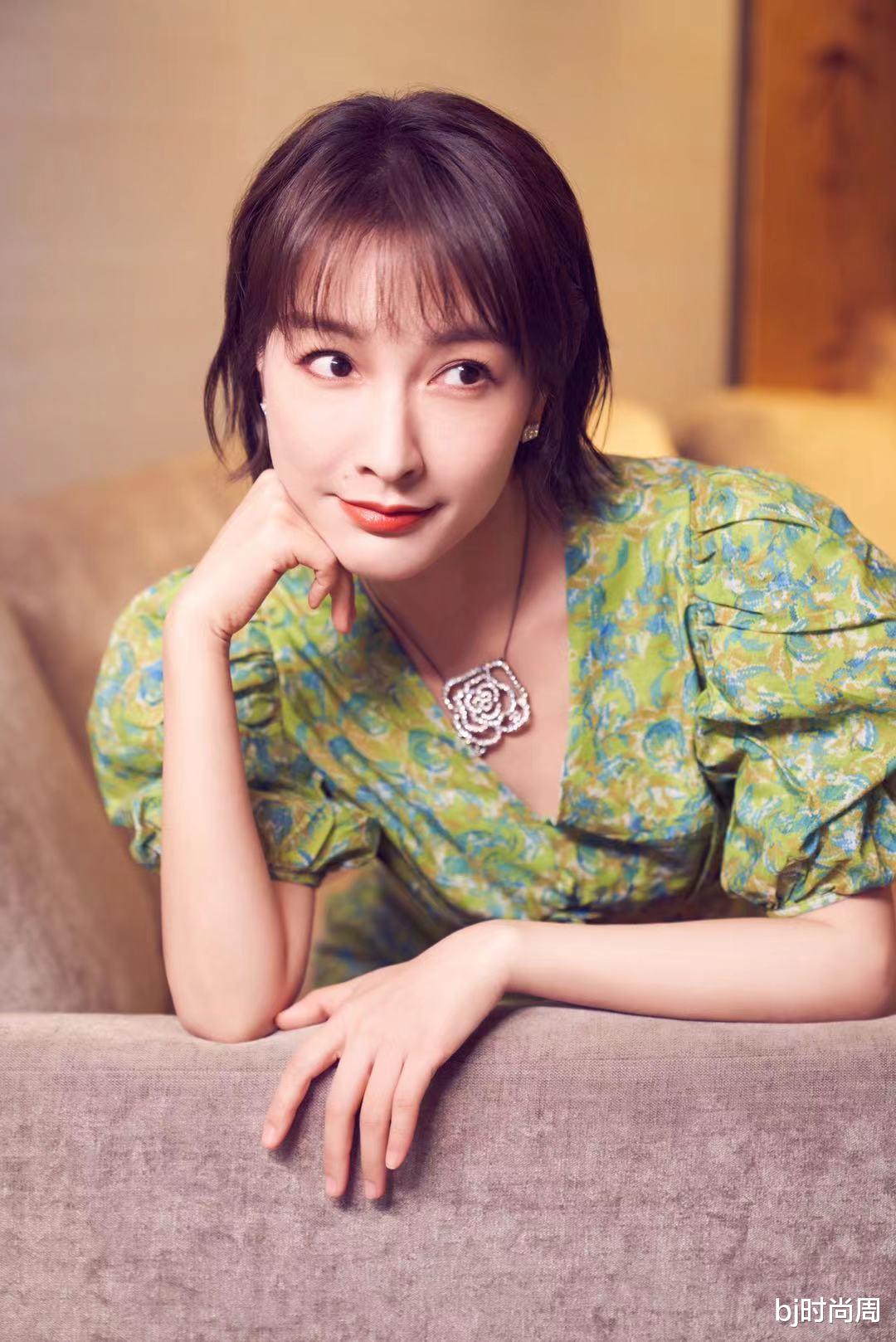 广东省|吴昕穿绿色碎花裙，搭配清爽短发，穿出古典风