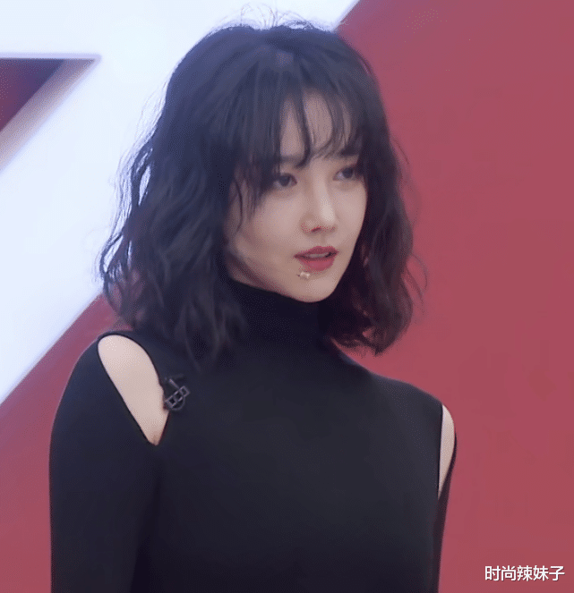 李嘉欣|原来陈小纭身材这么有料！当她穿无痕装下腰那刻，李菲儿都羡慕了