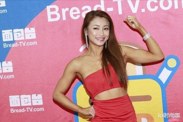 lo时尚咖|陈冠希的眼光真好，旧爱黄榕穿辣妹装大秀曲线，就是笑脸僵硬