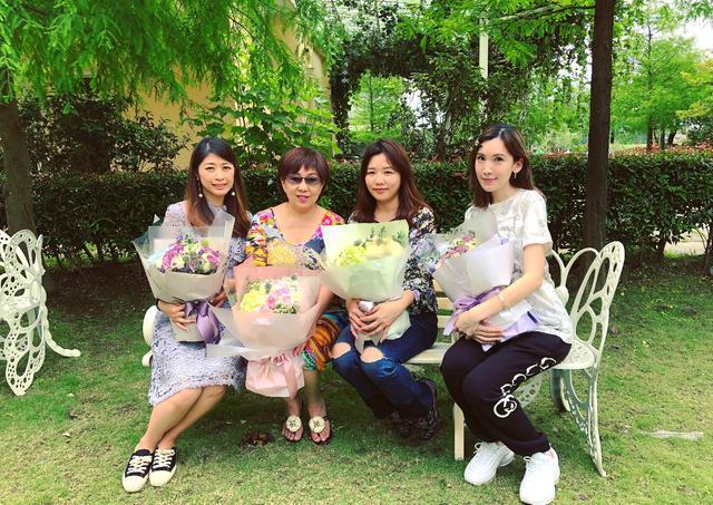 林志颖|林志颖携弟弟参加年会，合唱18岁时成名曲，小志保养年轻更像弟弟