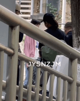 关晓彤|关晓彤拍戏被偶遇，张一山霸气“摸头杀”超宠溺，关晓彤笑得好甜