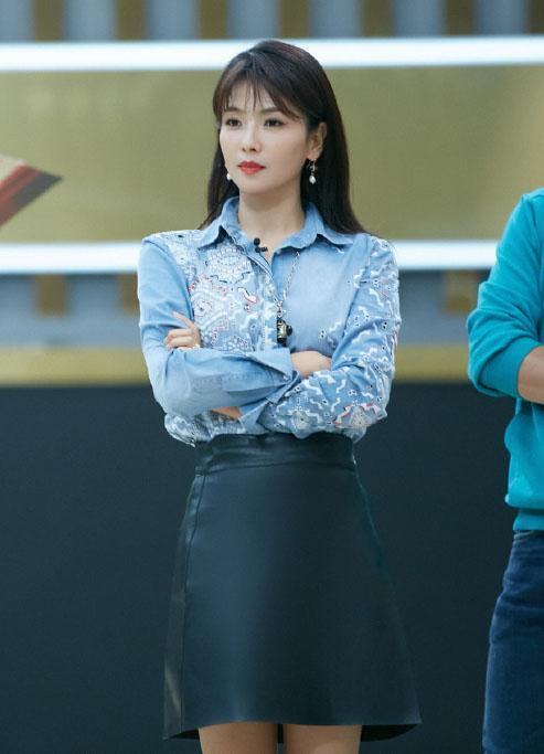 穿衣搭配|刘涛真不知道自己多少岁了？穿“衬衫+皮裙”比美学员，姐是女王