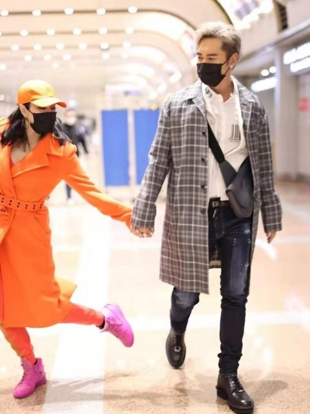 钟丽缇|51岁钟丽缇也太拼!大冷天穿低胸秀身材,小老公染白发太显老