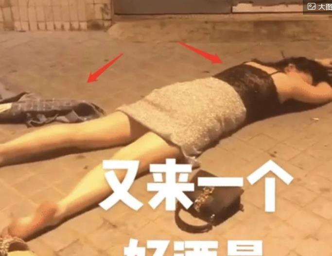 |女子喝醉躺在大街上，身穿职业装引人驻足，不断翻身毫无形象可言