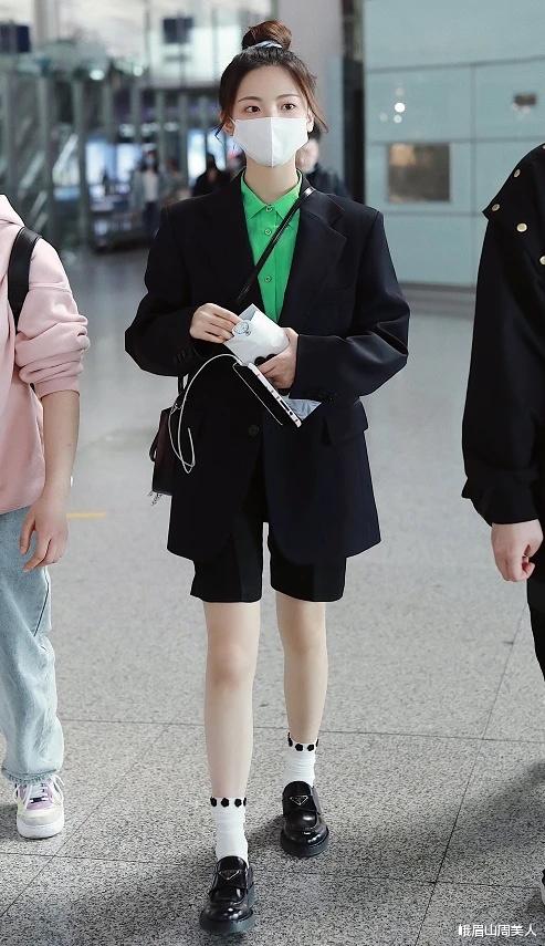 杨超越|被杨超越最新写真美到了，穿水手“制服”配白丝袜，清纯感满满