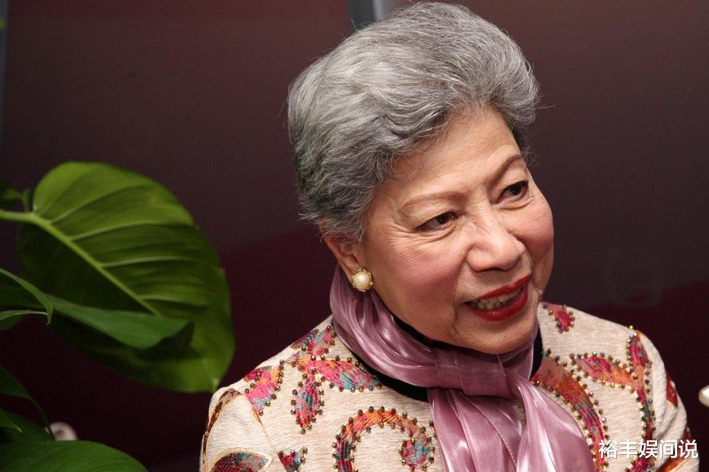 |87岁罗兰自曝拍戏没有优待,凌晨两点算早的,感叹现今爱情观不同