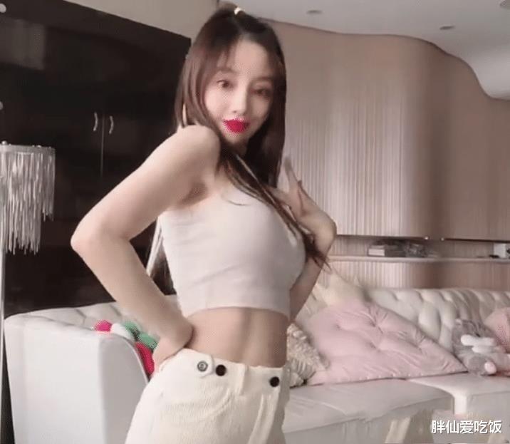 李小璐|李小璐穿丁字连体裤捂胸热舞，双眼皮变宽了?