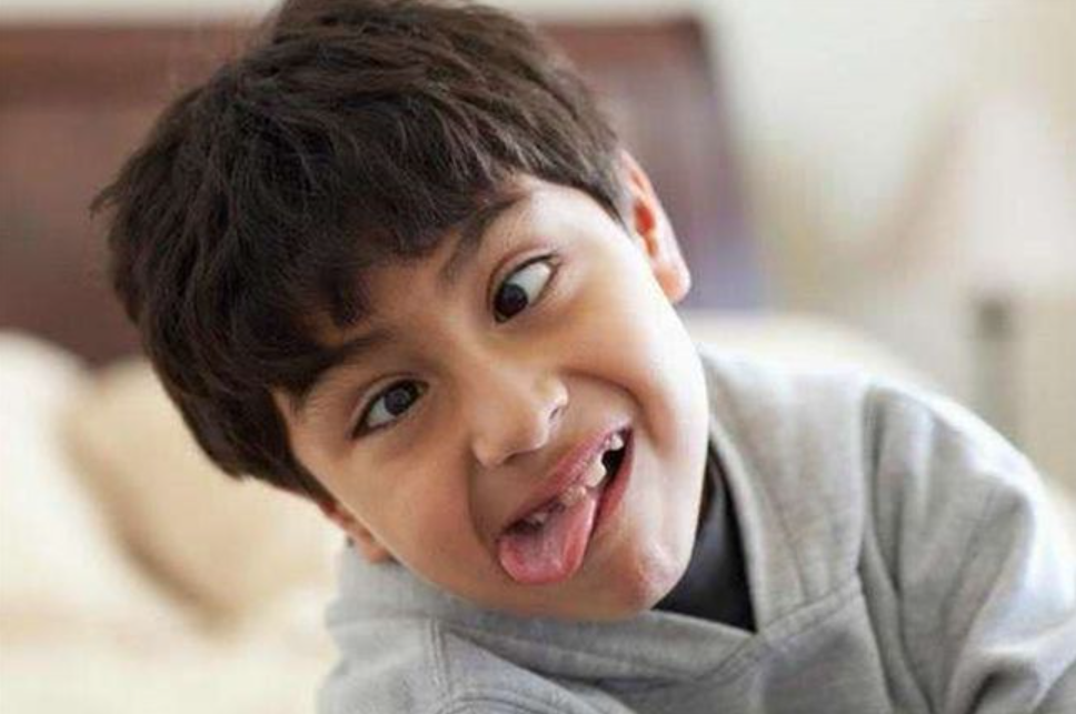 急诊室老苗|把自己玩成了“雕塑”，奶奶拿鞭子赶回家，熊孩子洗洗还能要吗？