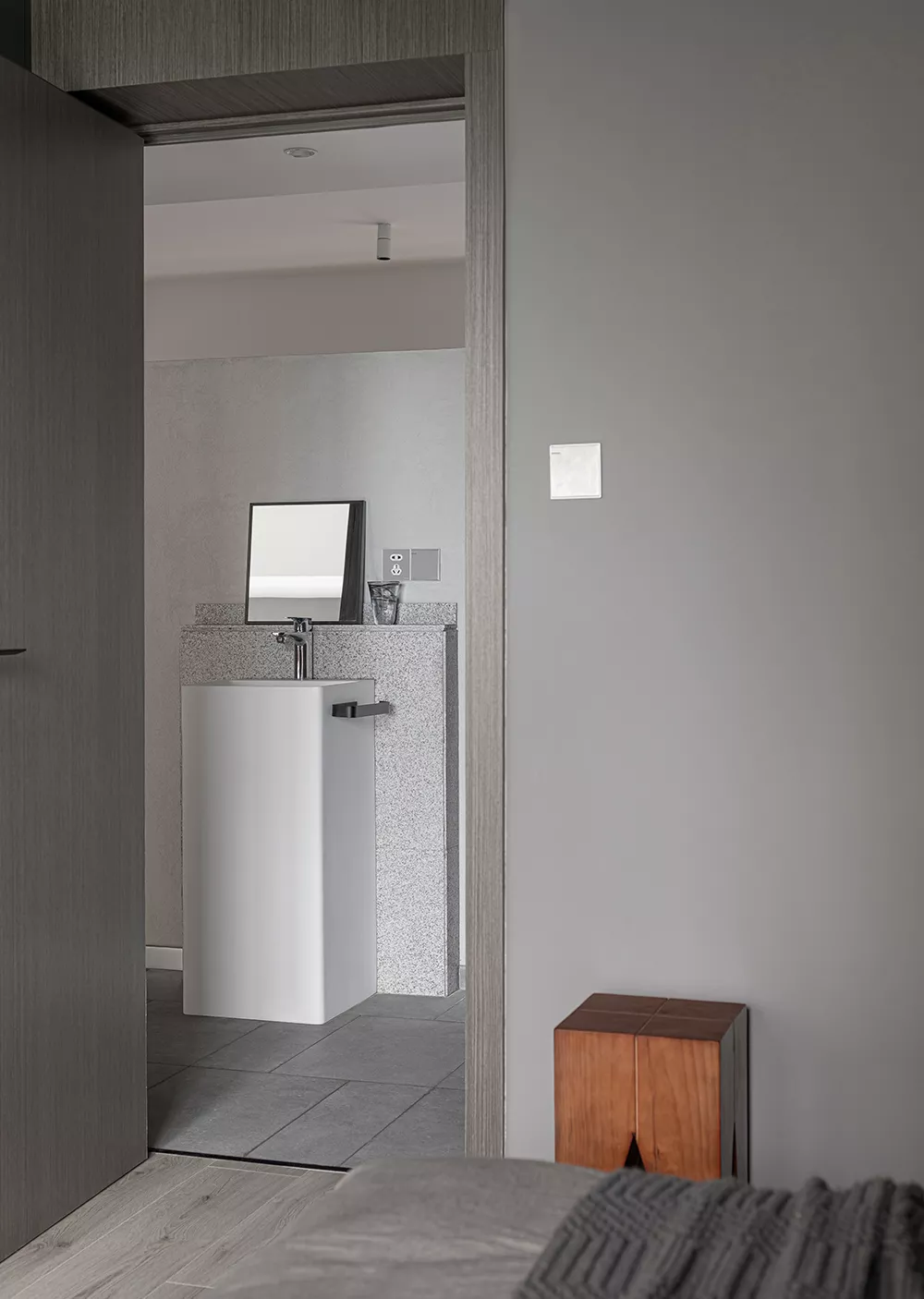 98㎡极简风的家,全屋高级灰+原木风,格调十足!