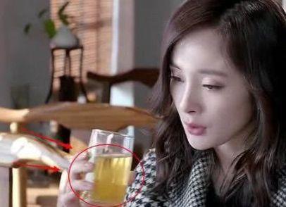 迪丽热巴|小孩子不敢看的穿帮镜头，迪丽热巴衣服都破了一个洞，还笑的辣么开心