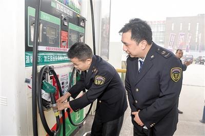 世界趣事杂谈 利用加油站漏洞“薅羊毛”，60天揩油近10万，已被制裁