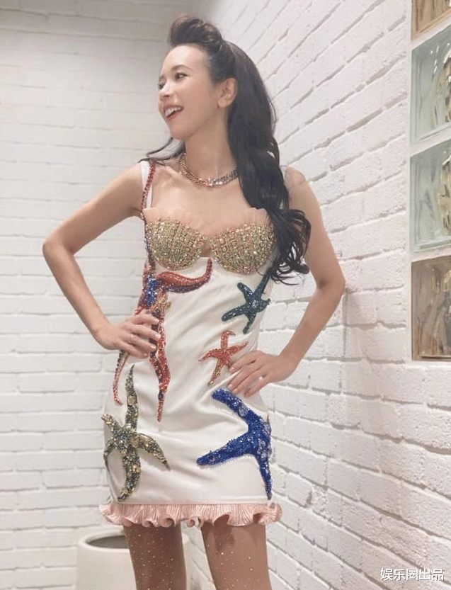 关晓彤|莫文蔚给双腿投保并非炒作，50岁近照曝光，腿型毫无大妈感