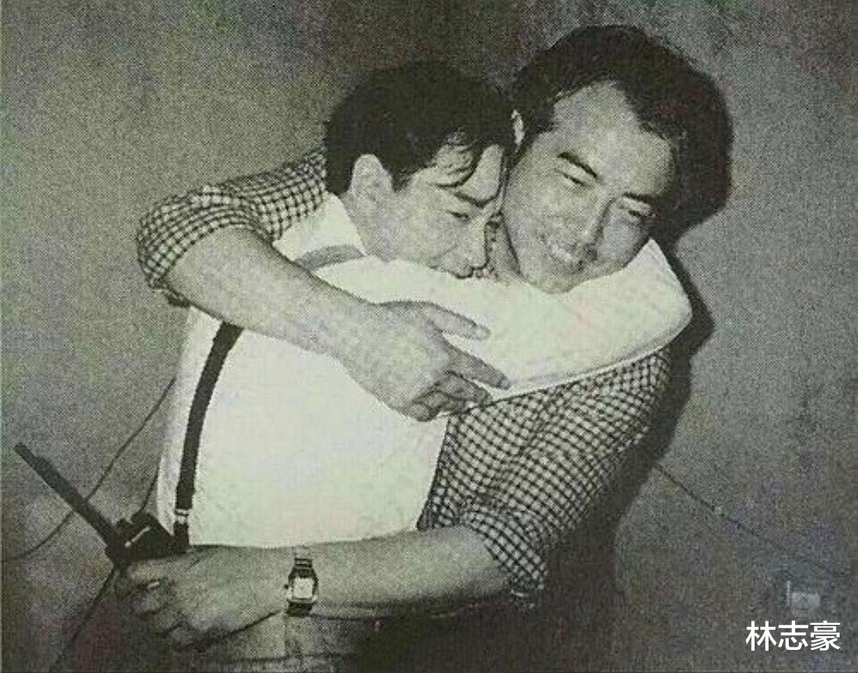 王祖贤|无法重拍瞬间：穿泳装吸烟的张国荣，图13王祖贤被砸的满头白灰～