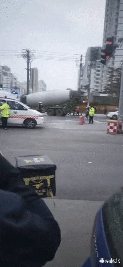 燕南赵北 保定街头一骑车女子被撞当场身亡,疑大车盲区悲剧