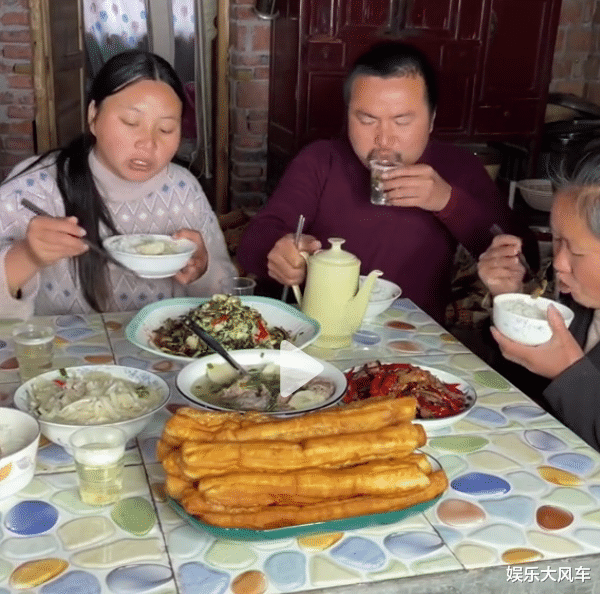 |牛爱芳夫妇再翻车？在家喝茶却没有水杯，一次性杯子也是老演员了