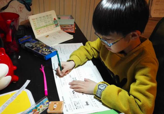 萱爸育儿经|中学生自创“大风吹”字体，每一笔都摇摇欲坠，老师：快被吹走了