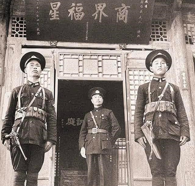 步枪|民国时期，为什么警察们配发的都是步枪，而不是手枪呢？