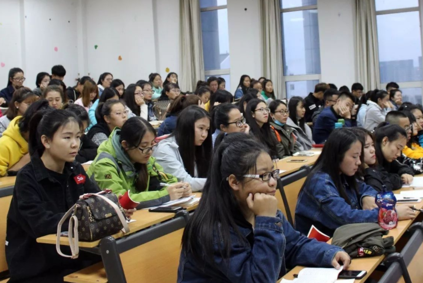 某高校食堂内,男生因抢座位狂扇女生耳光,看到所学专业惹人担忧