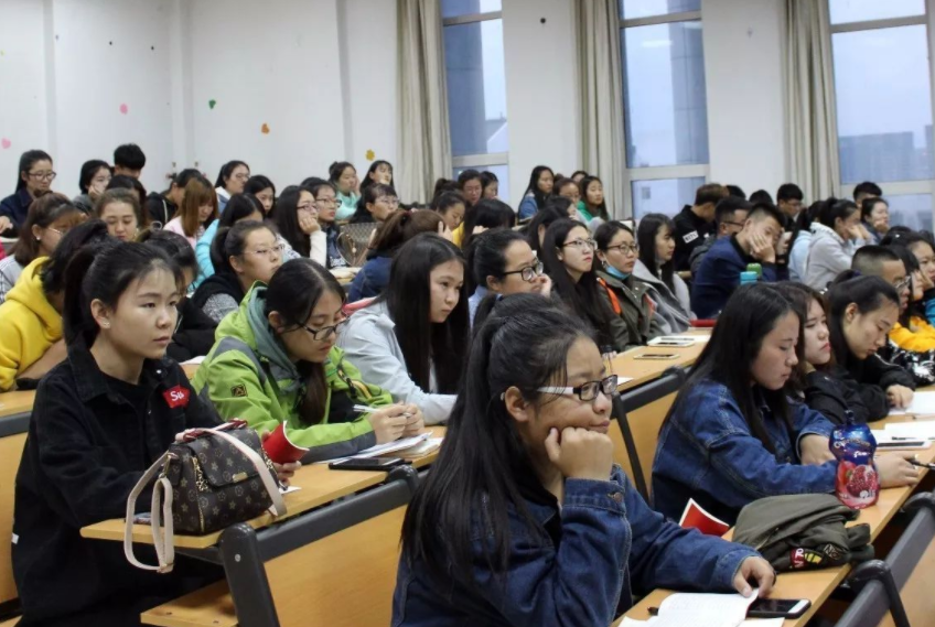 某高校食堂内，男生因抢座位狂扇女生耳光，看到所学专业惹人担忧