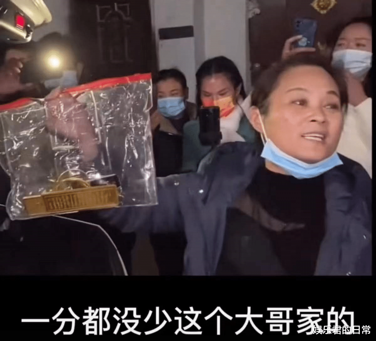 朱之文|离婚风波后大衣哥首次商演，弯腰鞠躬真诚致谢，脚步蹒跚引人担忧