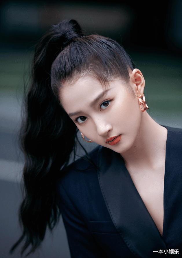 关晓彤|关晓彤为啥一直偏爱露额头发型？齐刘海照片曝光后，瞬间懂了！