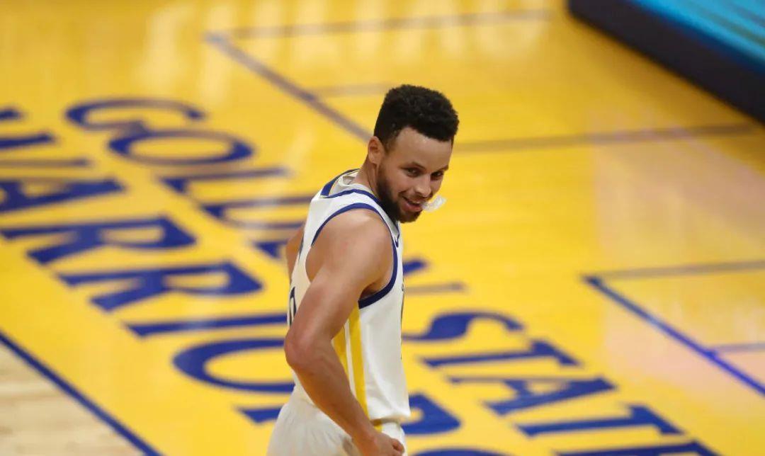 可馨育娃|41+9+7三分！季前赛最强一战，抡曼巴回来了！