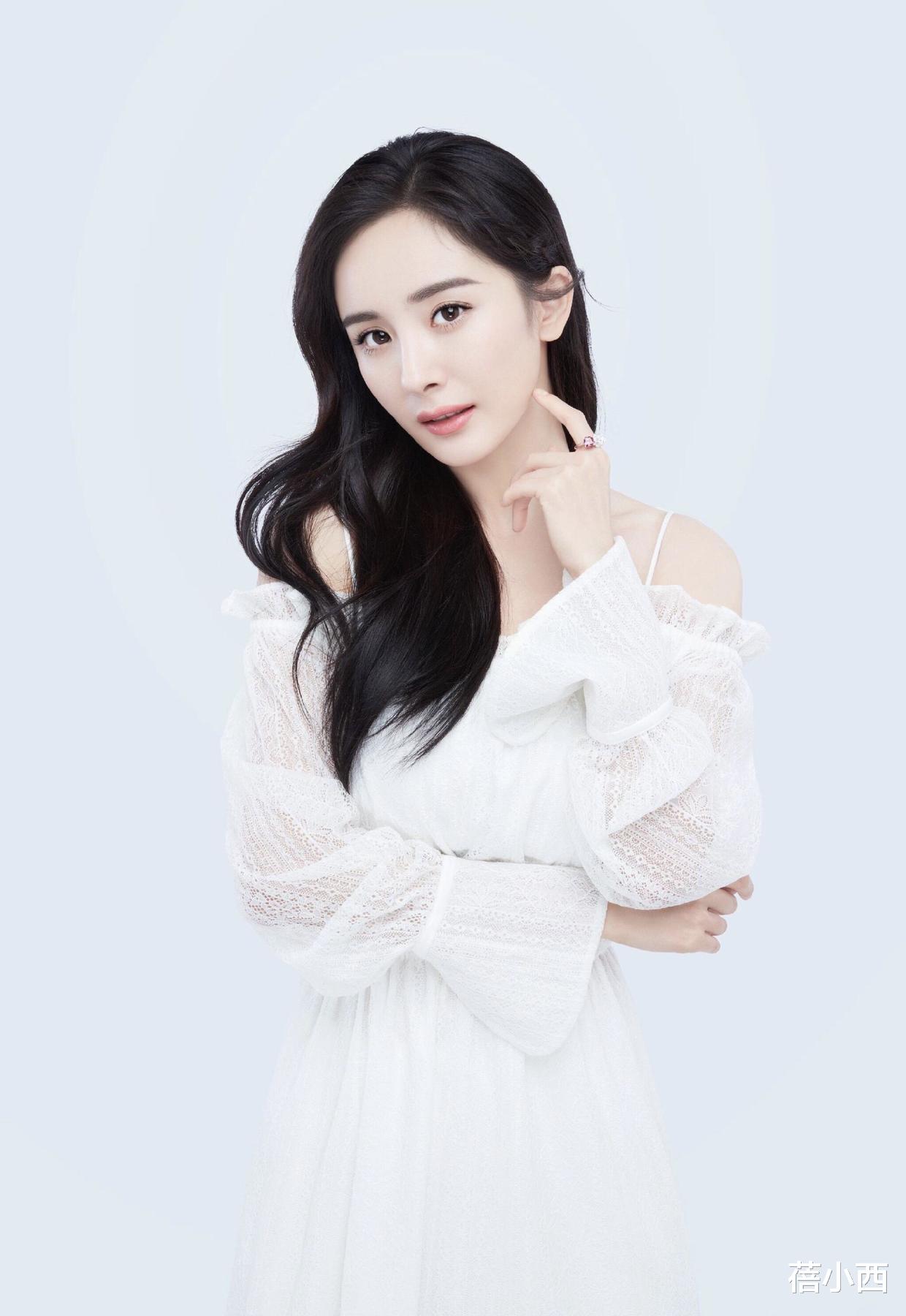 苗苗|郑恺的爱人苗苗又美出圈了，穿蕾丝小黑裙优雅又时髦，气质太惊艳