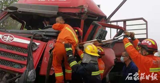 石家庄日报客户端 半挂车追尾致1人被困 消防扩张车座营救