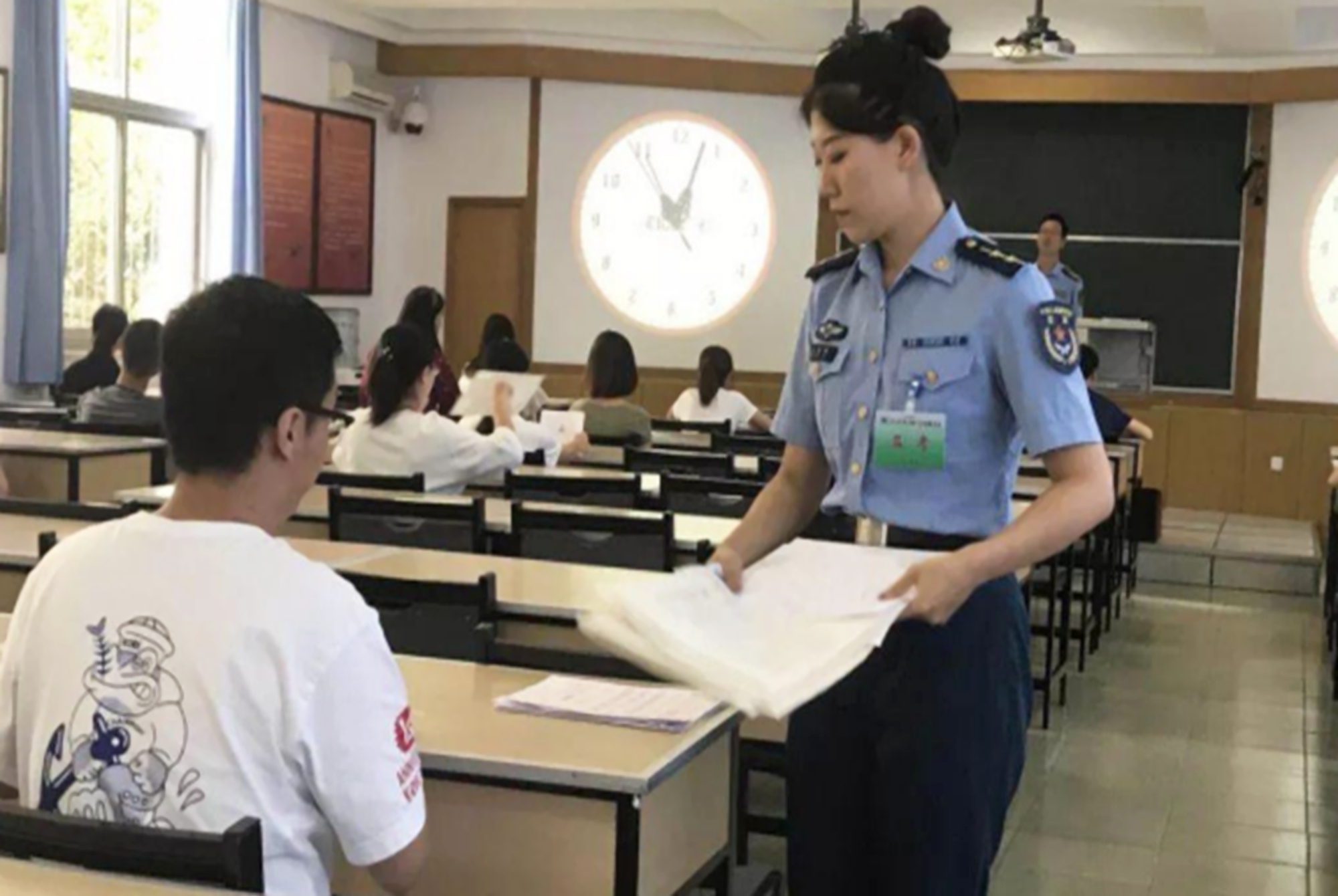 教育部|这个“铁饭碗”工作已到招聘大热季，底薪9000起，专科生也能报名