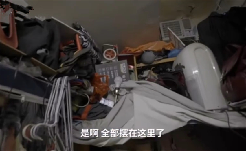 |香港住房有多难？夫妻挤6㎡劏房10年，楼梯放床当卧室
