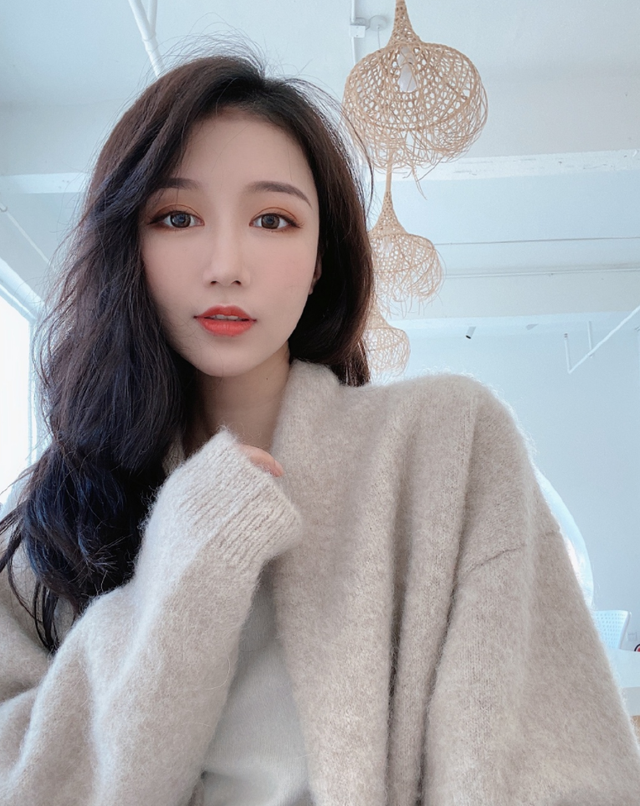 |“吃个桃桃”被全网封杀后，早期素颜照被扒，多少还有点男性特征