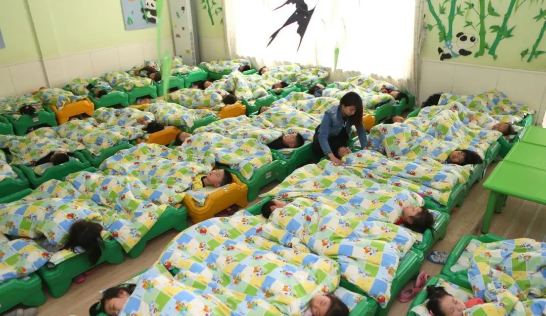 萱爸育儿经|幼儿园“贪睡宝宝”走红，一张照片逗乐家长群，小朋友：我在哪？