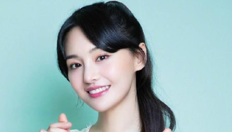 郑爽|郑爽张恒最新消息，两人见面被曝同框，郑爽压力颇大频频点烟