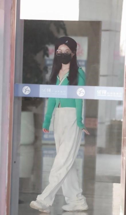 潮流新风|赵丽颖身材太娇小，穿紧身针织衫像“童装”似的，这比例让人羡慕