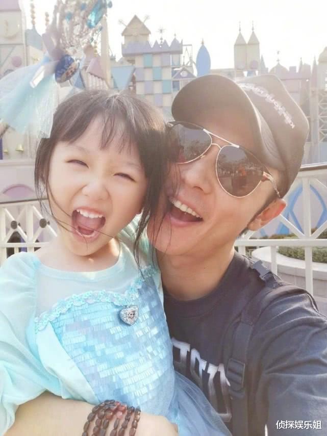 张丹峰|张丹峰元宵节晒与女儿合照，洪欣视角下父女俩互动温馨，超有爱