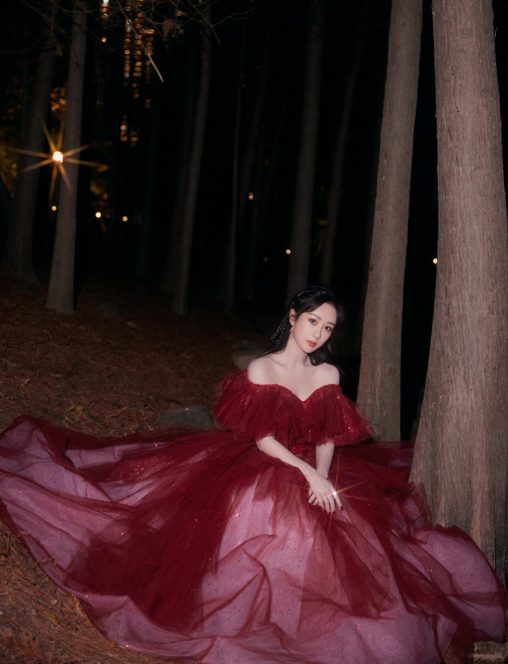 赵丽颖|湖南卫视跨年杨紫穿着酒红色星光公主裙,唱着《温蒂公主的侍卫》