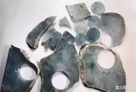 翡翠手镯|赌石实战：不怕大裂怕小裂，赌裂大涨，切出一手高冰翡翠手镯！